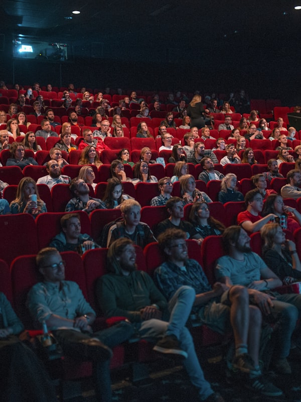 电影《星际穿越》经典剧照，马修·麦康纳在五维空间中试图与女儿沟通