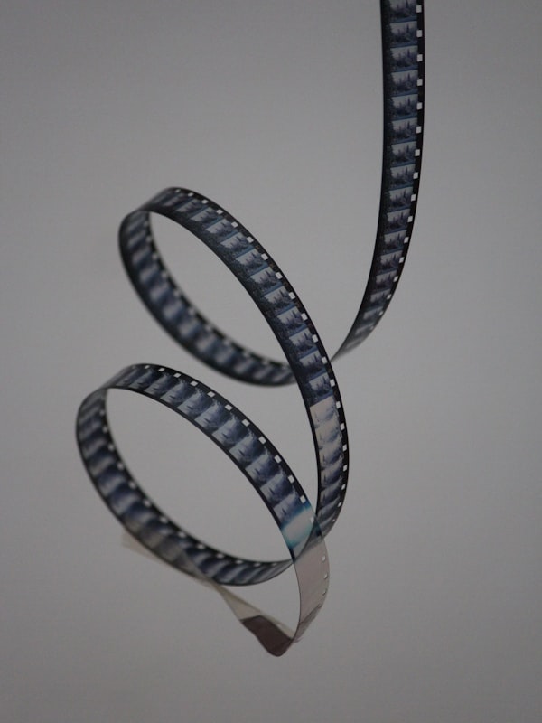 国产剧《庆余年2》官方海报，张若昀饰演的范闲身着华服目光深邃