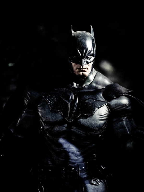 美剧《最后生还者》第二季海报，主角乔尔与艾莉在末日废墟中前行