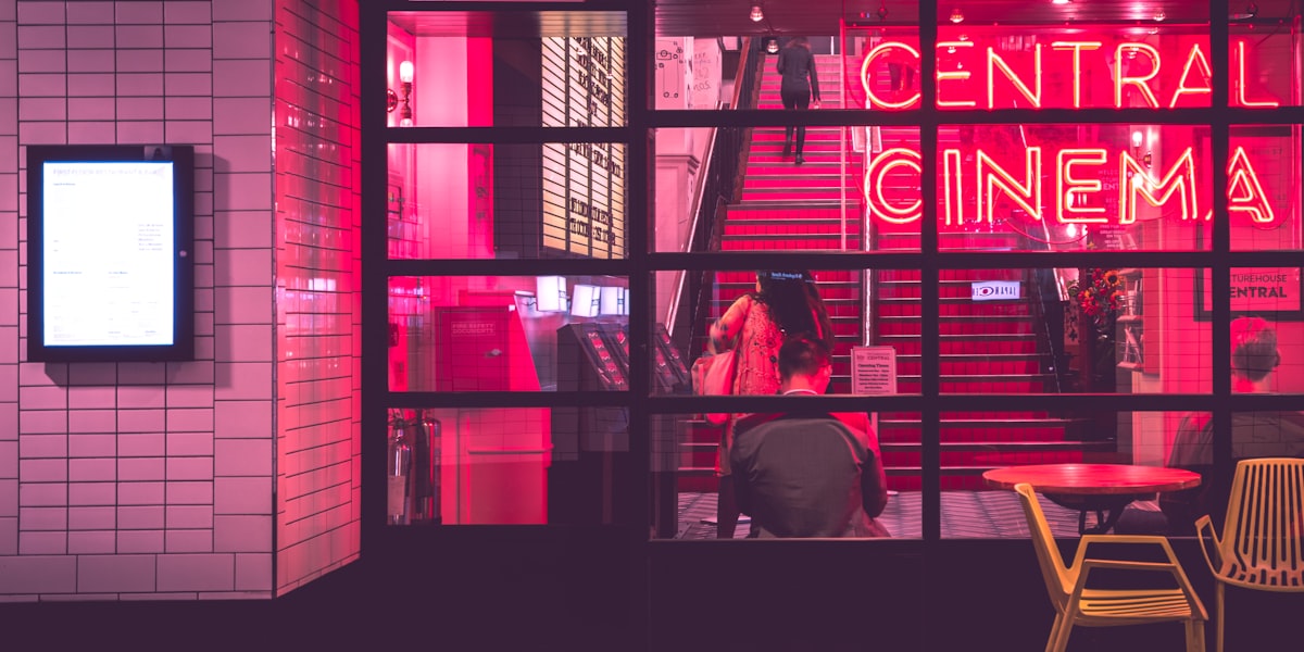 国产剧《漫长的季节》海报，范伟、秦昊等主演在东北工业背景下