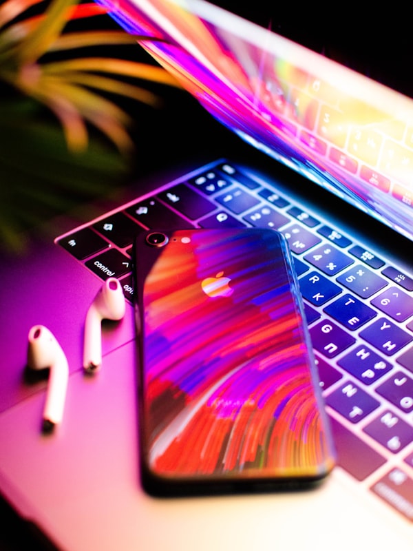 纪录片《我们的星球》第二季封面，展示北极熊在融化的冰川上