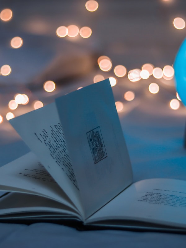 科幻电影《沙丘2》海报，保罗·厄崔迪站在沙漠中面对巨大沙虫